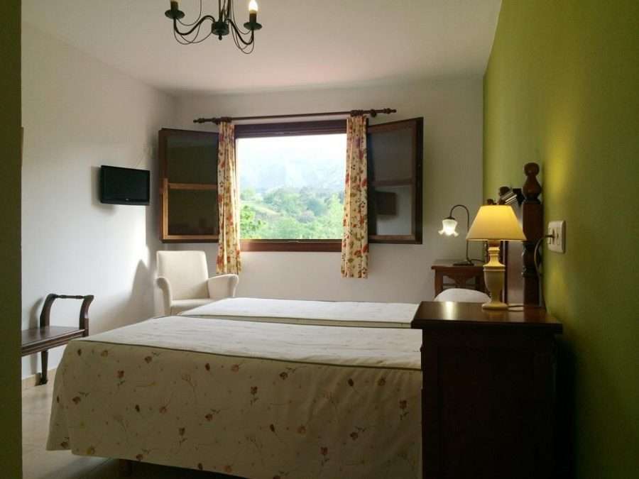 hotel-porrua-habitacion-dos-camas-con-vistas