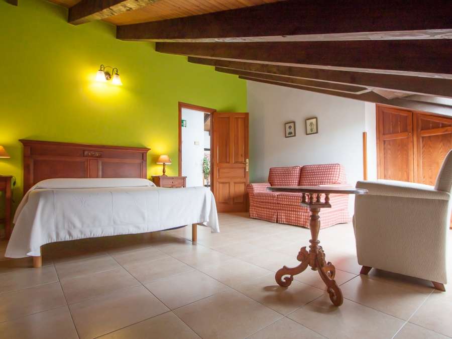 habitacion-matrimonio-abuhardillada-hotel-porrua-llanes