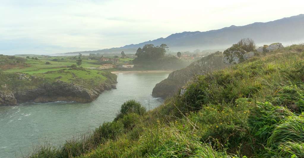 La playa de Poo entre la neblina
