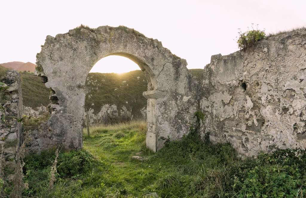 Las ruinas de la ermita de San Martín, al atarceder