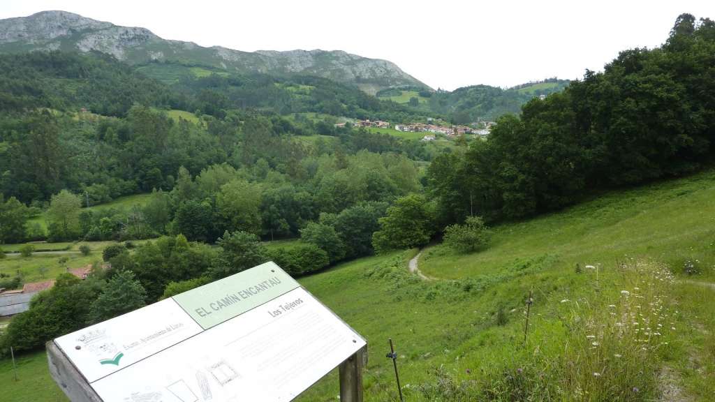 Vista de Los Caleyos, en el primer tramo del Camín Encantau
