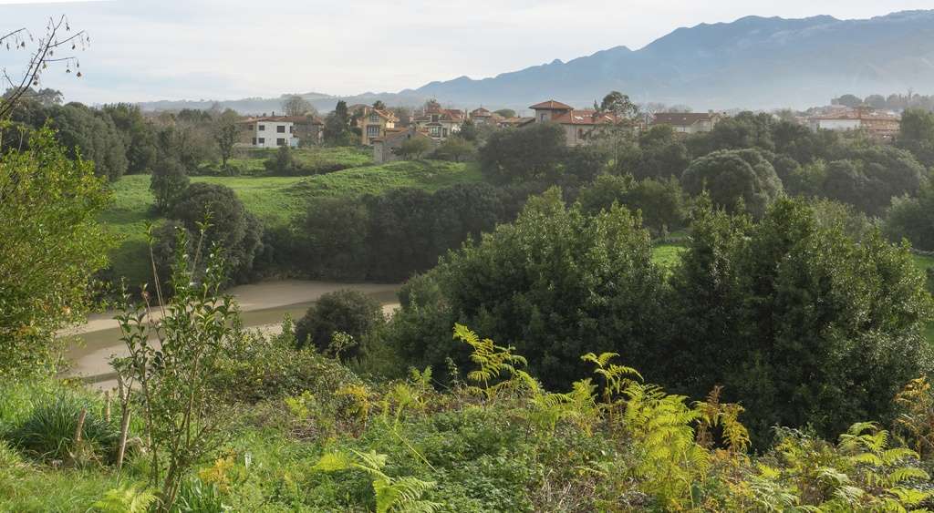 Poo con la desembocadura del río Vallina
