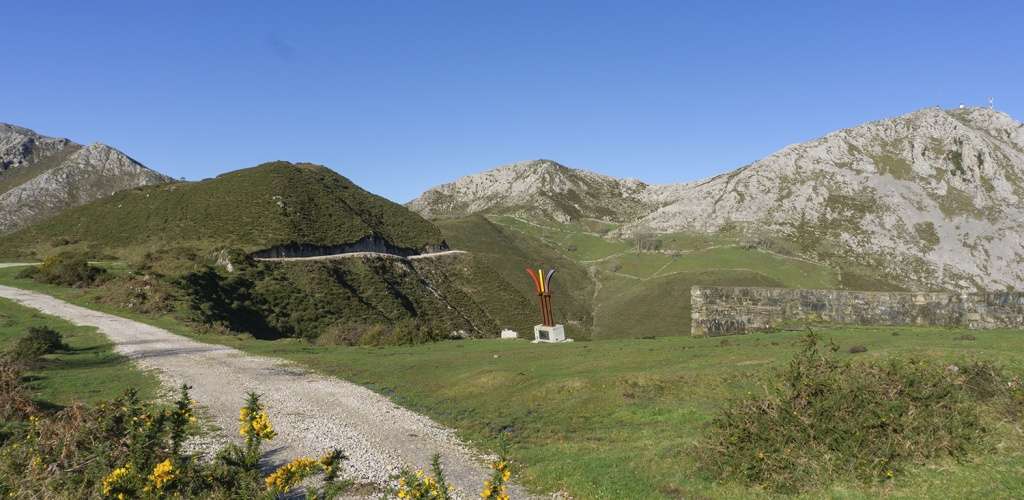Vista panorámica del camino. Al fondo a la derecha, nuestro destino