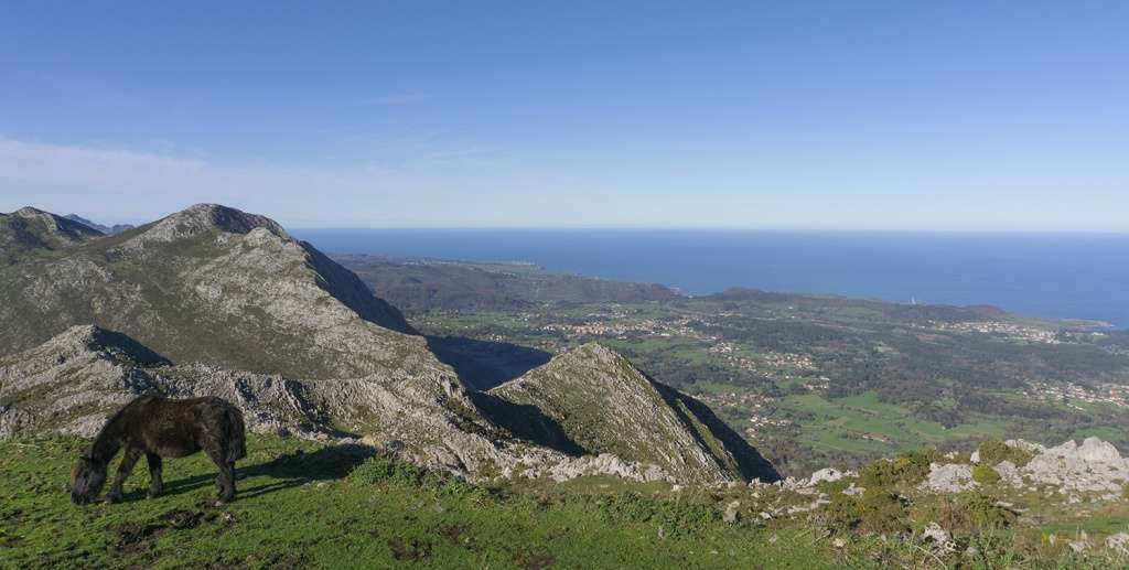 Vista Oeste desde los Resquilones, con Posada al fondo